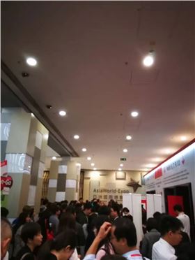 香港展會現(xiàn)場.jpg