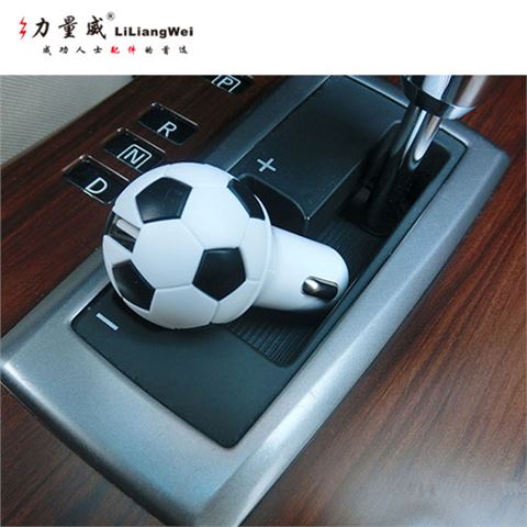 廠家批發(fā)直銷 新款足球單usb車充 車載充電 汽車手機充電器2000毫安